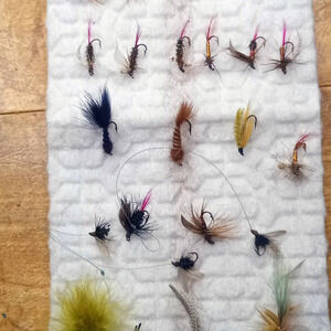 Vintage lot of fishing flies, and leaders. F27​​​​​